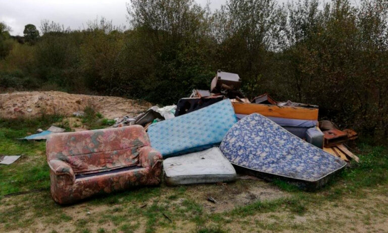 Guía completa: Cómo deshacerme de muebles viejos sin transporte